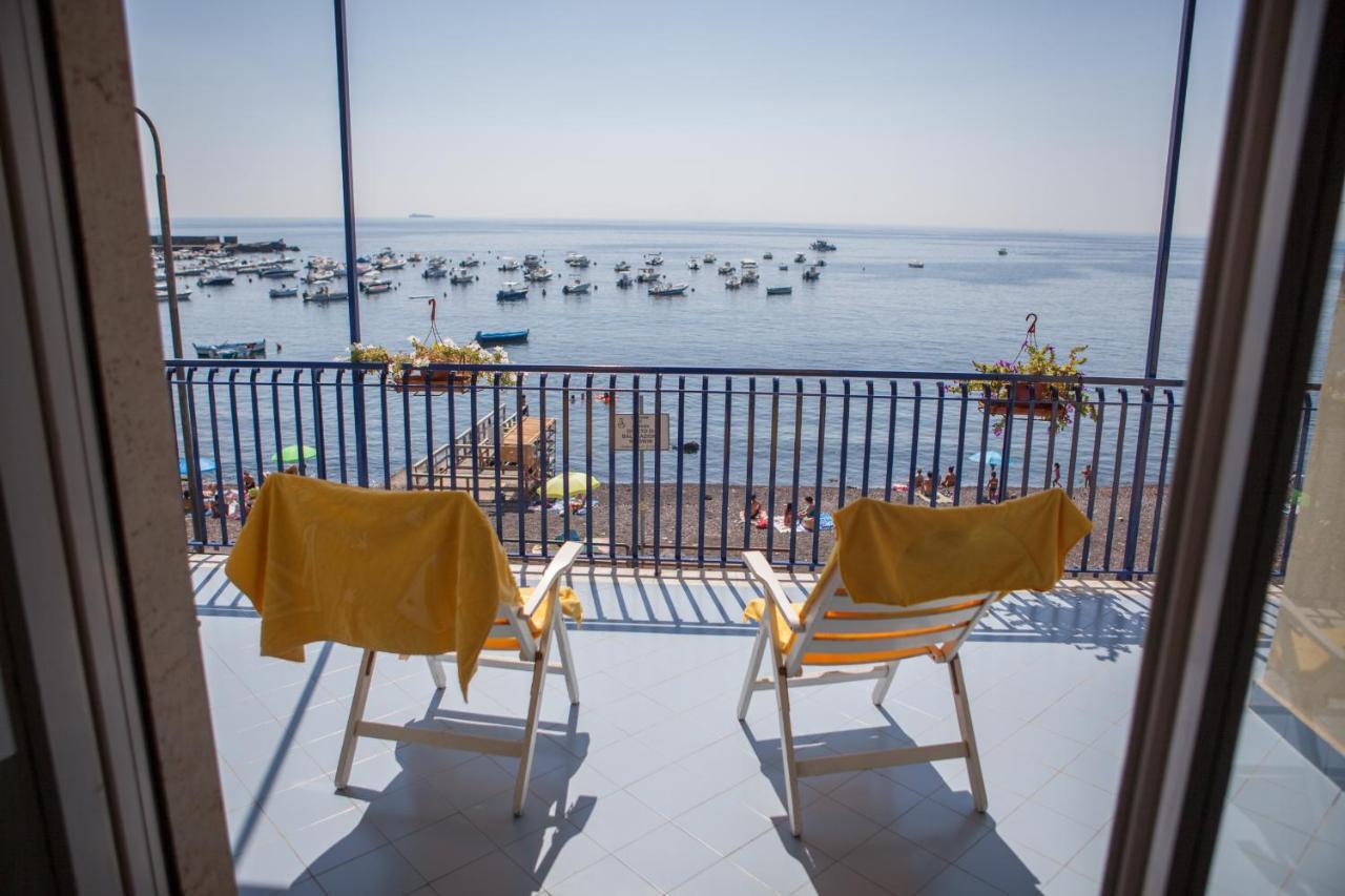 Bed and Breakfast Un Tuffo Nella Baia Di Capomulini à Acireale Extérieur photo